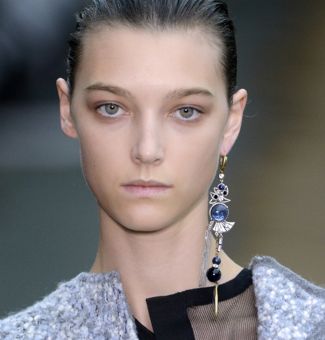 Womens-Jewellery-One-Earring-Trend